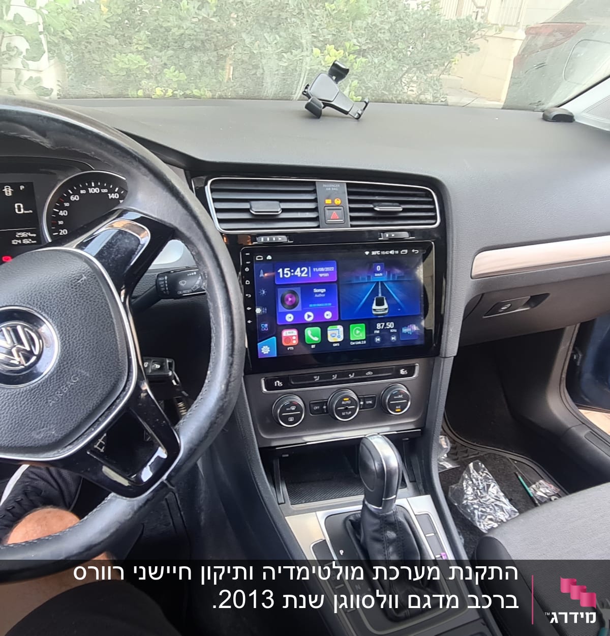 פנים רכב עם מערכת מולטימדיה ולוח מחוונים